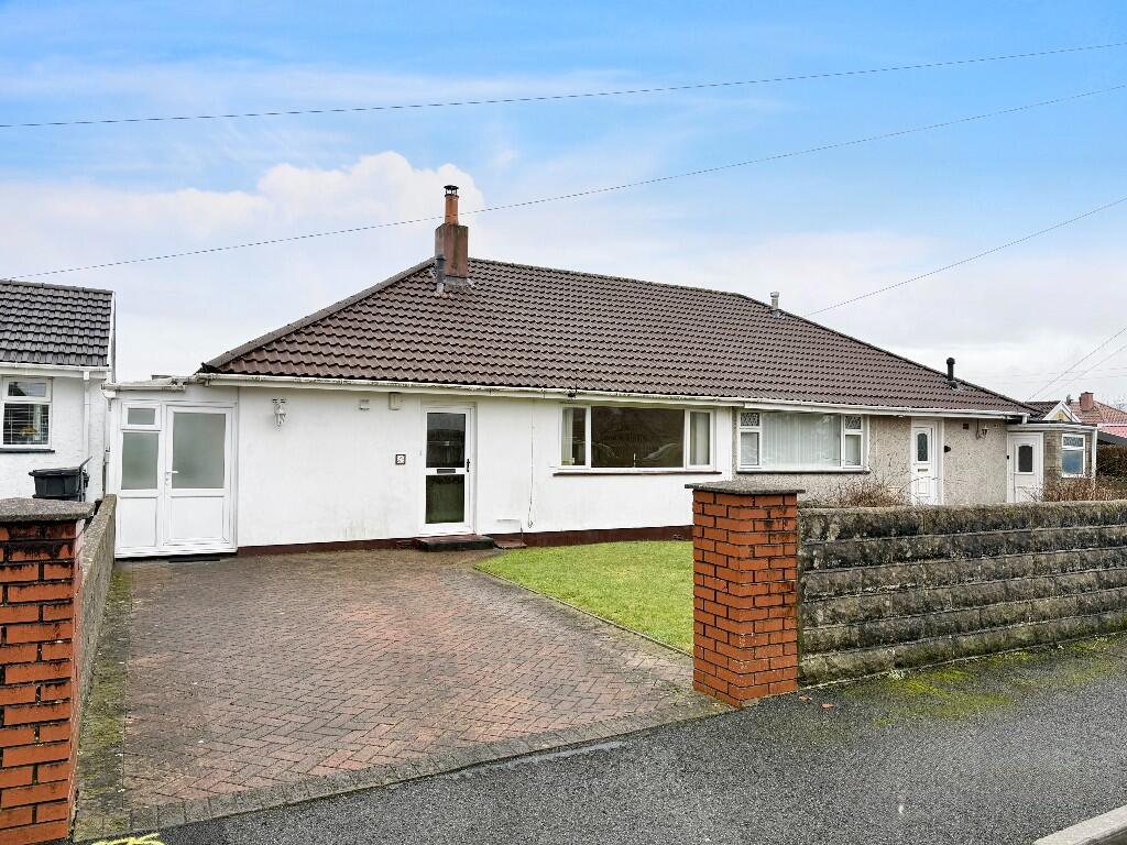 3-bed semi-detached on Vernon Close, Penyard, Merthyr Tydfil, CF47 0HY, £215,000