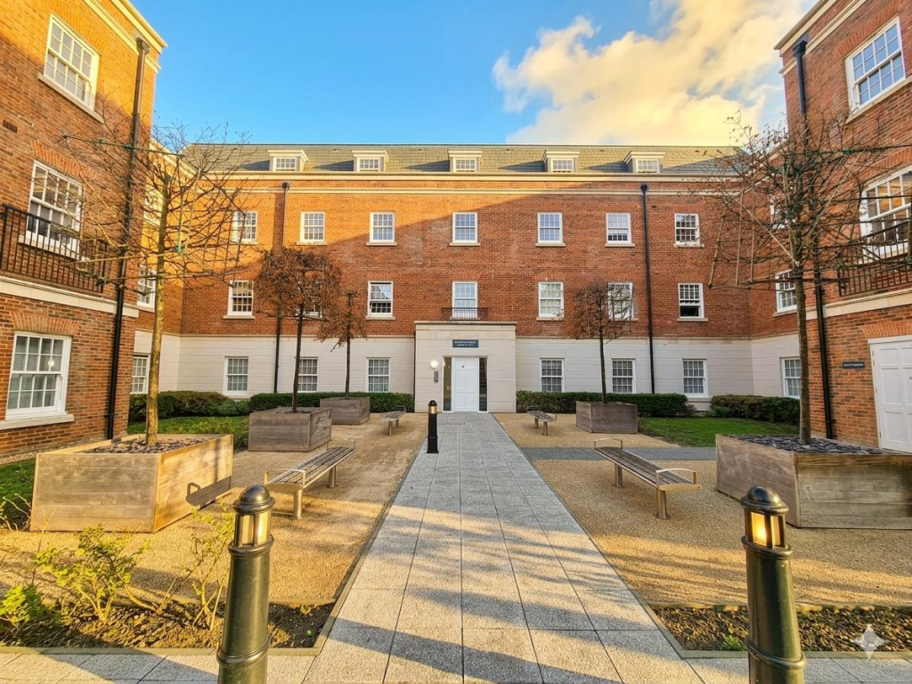 1-bed flat on Weevil Lane, Clarence Marina, Gosport, £152,400