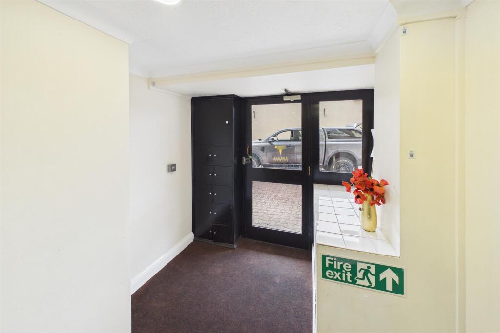 Apartment in Weston-super-Mare, North Somerset - View 5