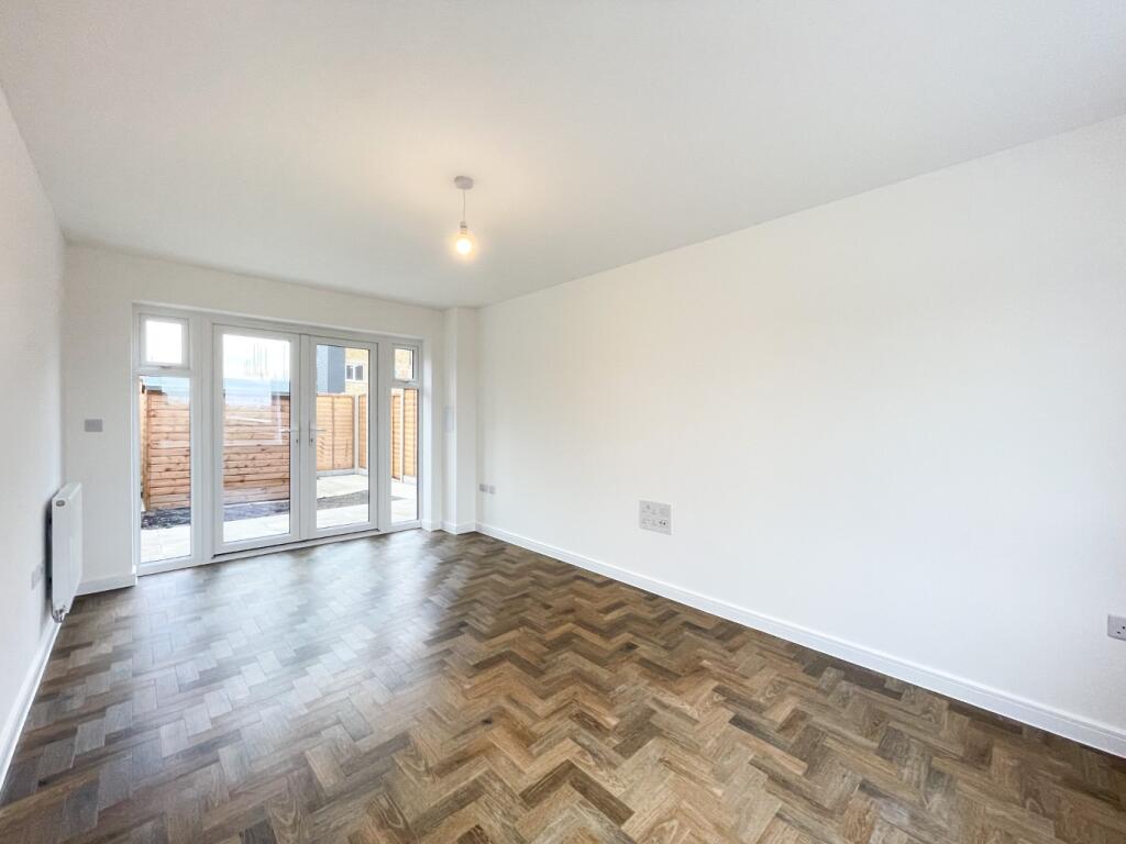 Clay Road, Northfleet, Gravesend, Kent, DA11 9HZ – další