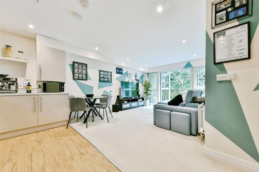 Apartment in Stevenage, Hertfordshire - View 5