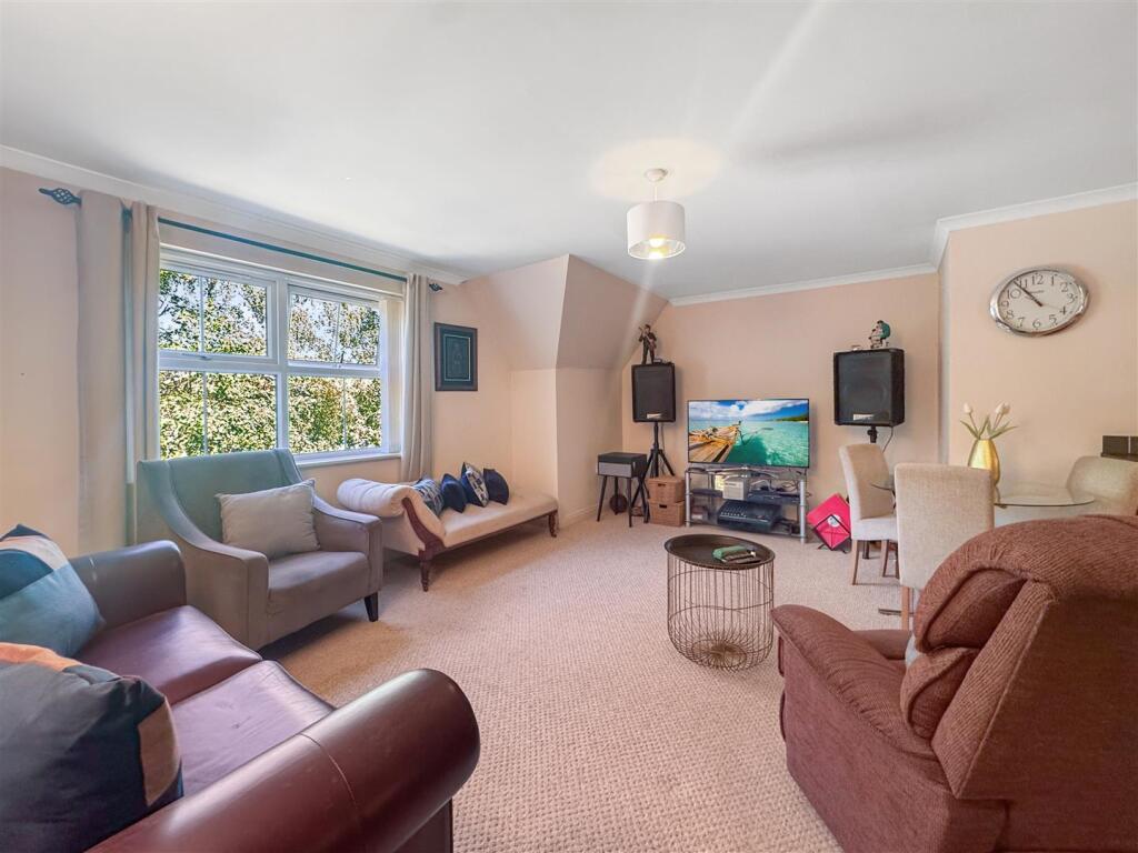 Apartment in Blaby, Narborough - View 4
