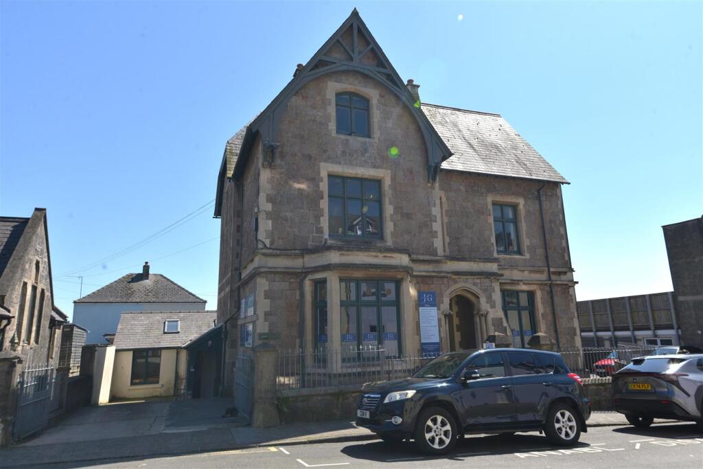 Studio parking on Warren Street, Tenby, £595,000