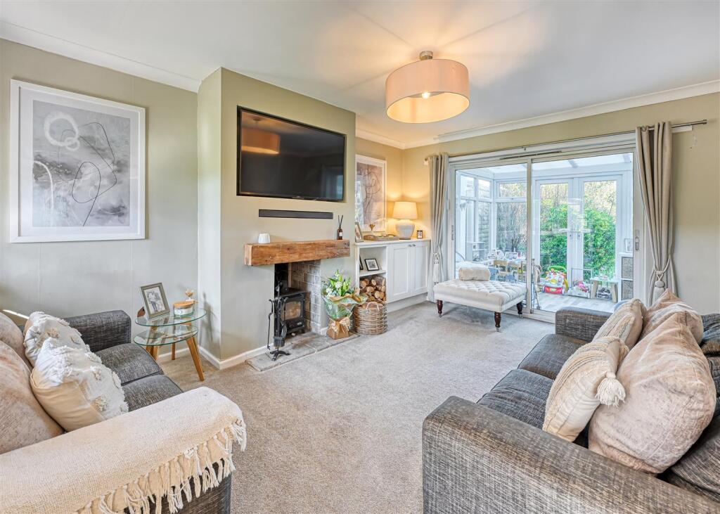 6 Queens Gardens, Codsall, Wolverhampton, WV8 2EP photo 2