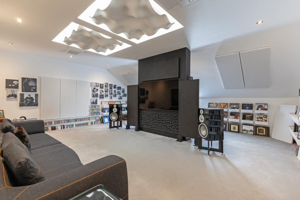 House in Hertsmere, Hertfordshire - View 5