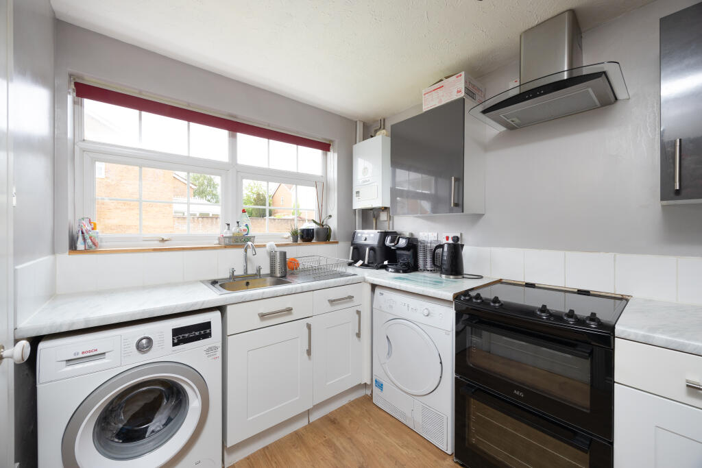 Shrewton Close, Trowbridge photo 2