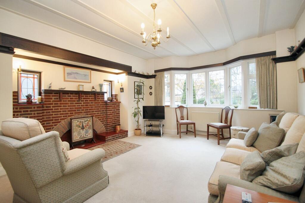 Knighton Close, Woodford Green, IG8 photo 3