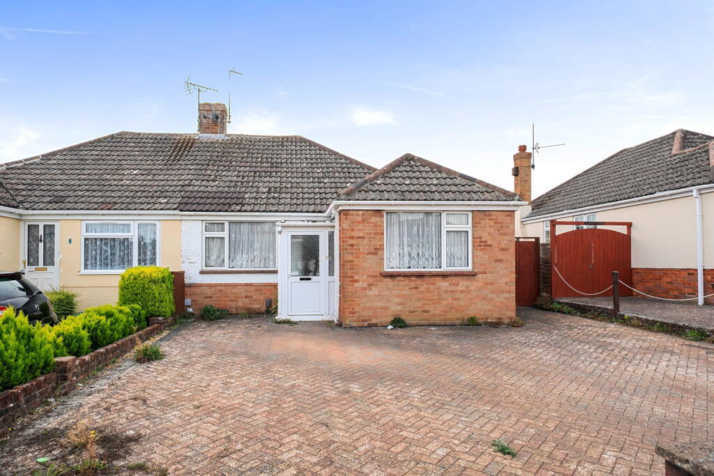 2-bed semi-detached on High Drive, Basingstoke RG22 6JT, £275,000