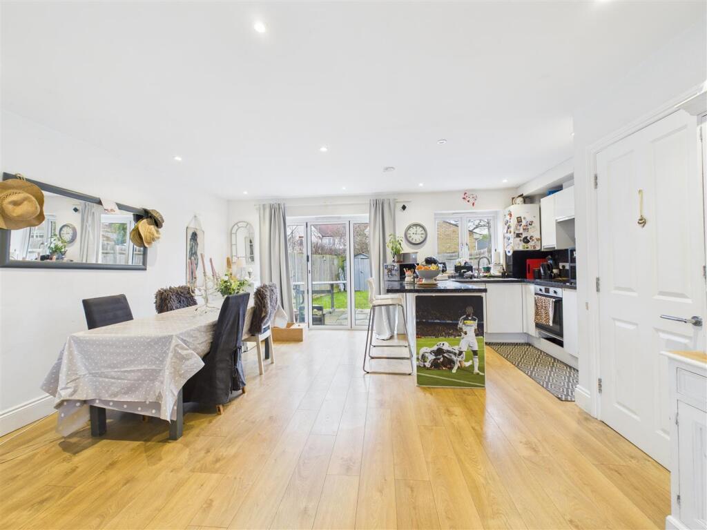 Weston Avenue, West Molesey photo 4