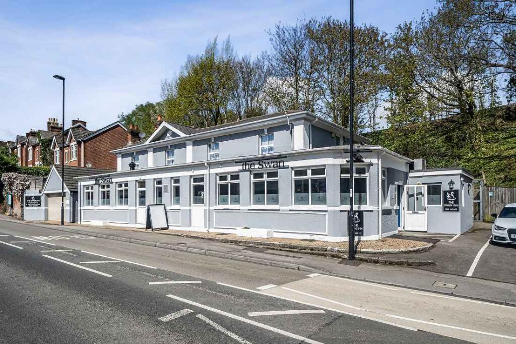 Main image of property: S-620370 - Swan Inn, 219 Portsmouth Road, Southampton SO19 9BG