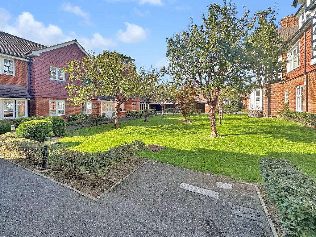 2-bed flat on Knotley Way, West Wickham, Kent, BR4 9FB, £374,950