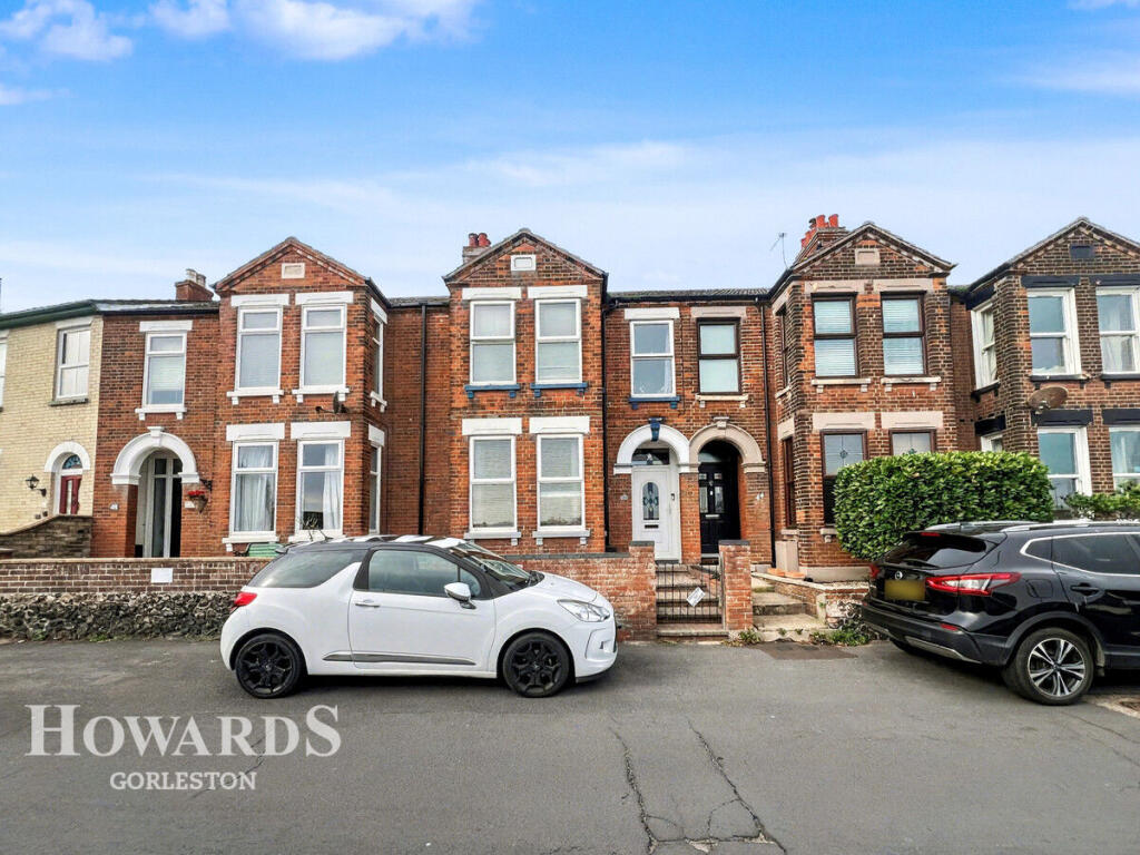 4-bed terraced on Pier Plain, Gorleston, £255,000