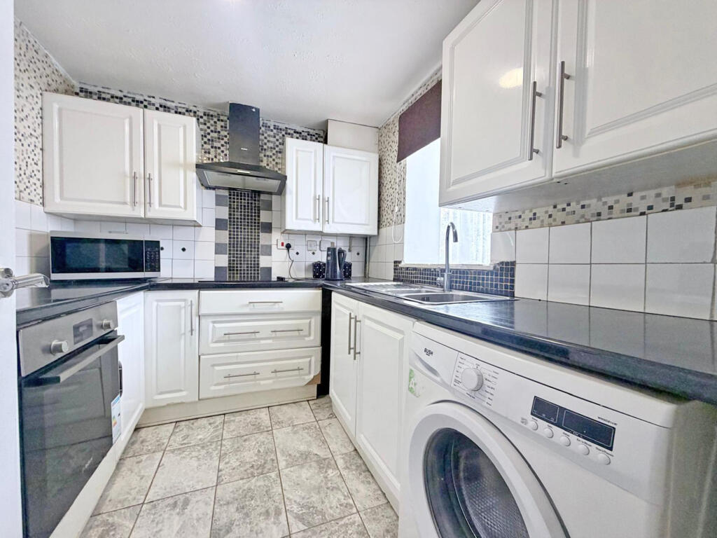Avenue Road, Chadwell Heath, Romford, RM6 photo 4
