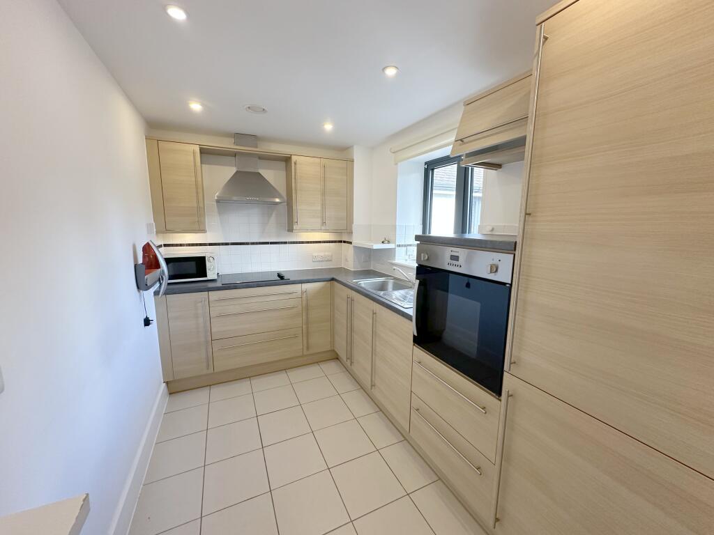 Mandeville Court, Darkes Lane, Potters Bar, Hertfordshire, EN6 1BZ photo 3