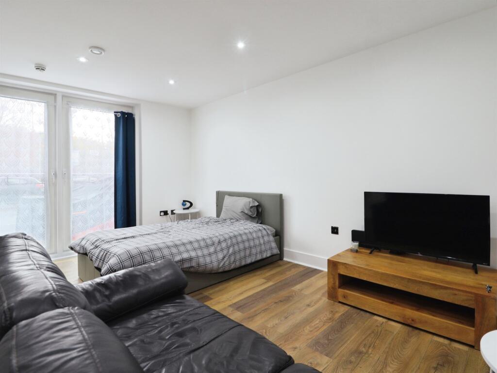 Apartment in Cardiff, Grangetown - More