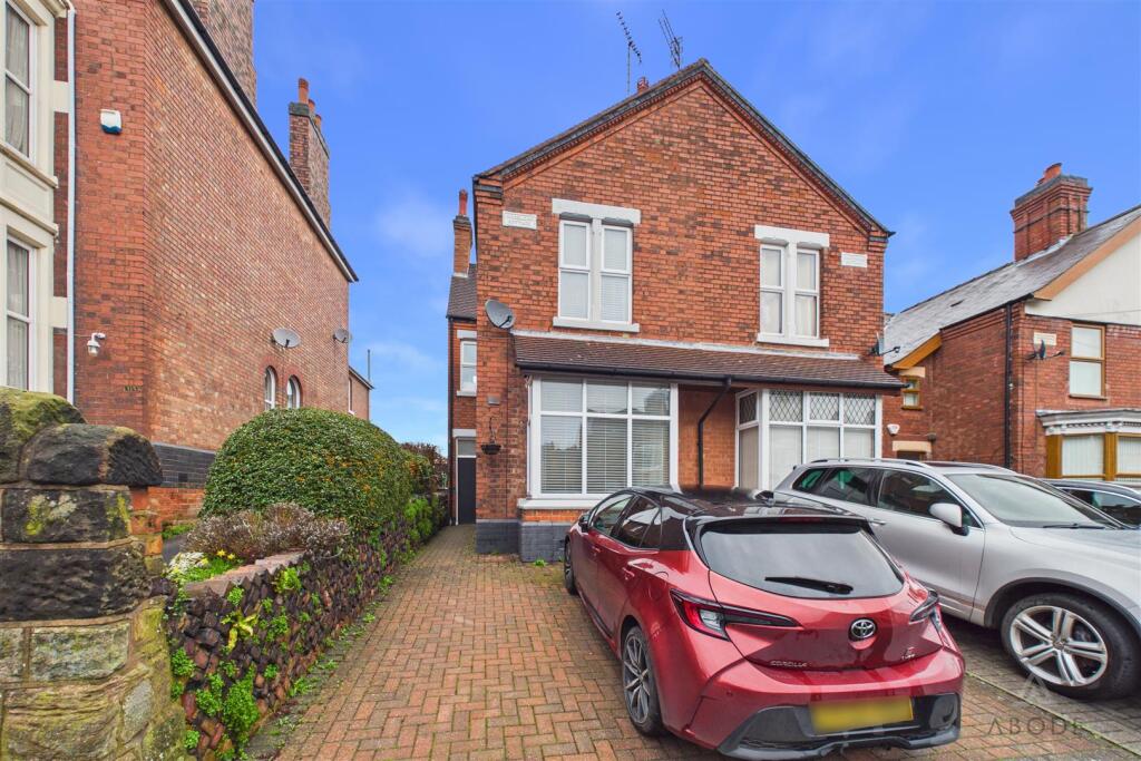 3-bed semi-detached on Bearwood Hill Road, Winshill, £279,999