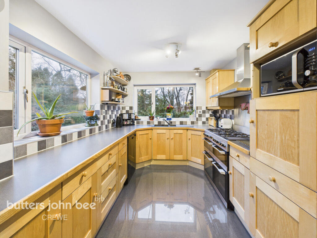 5 bed detached - Salander Crescent, Wistaston image 5