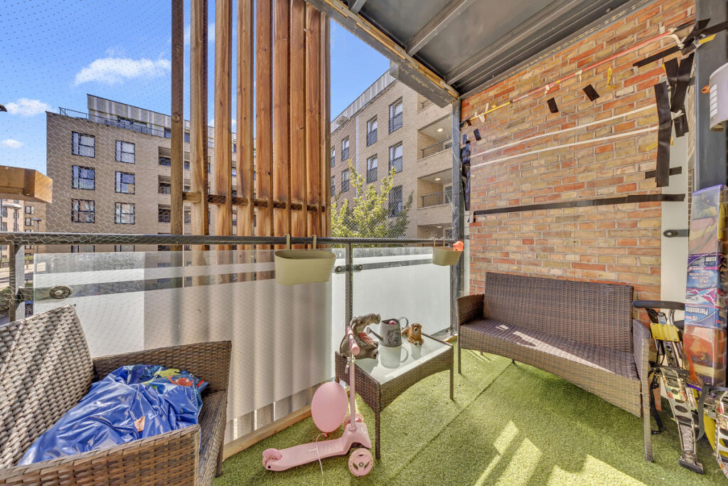 Apartment in London, Rush Green - View 4