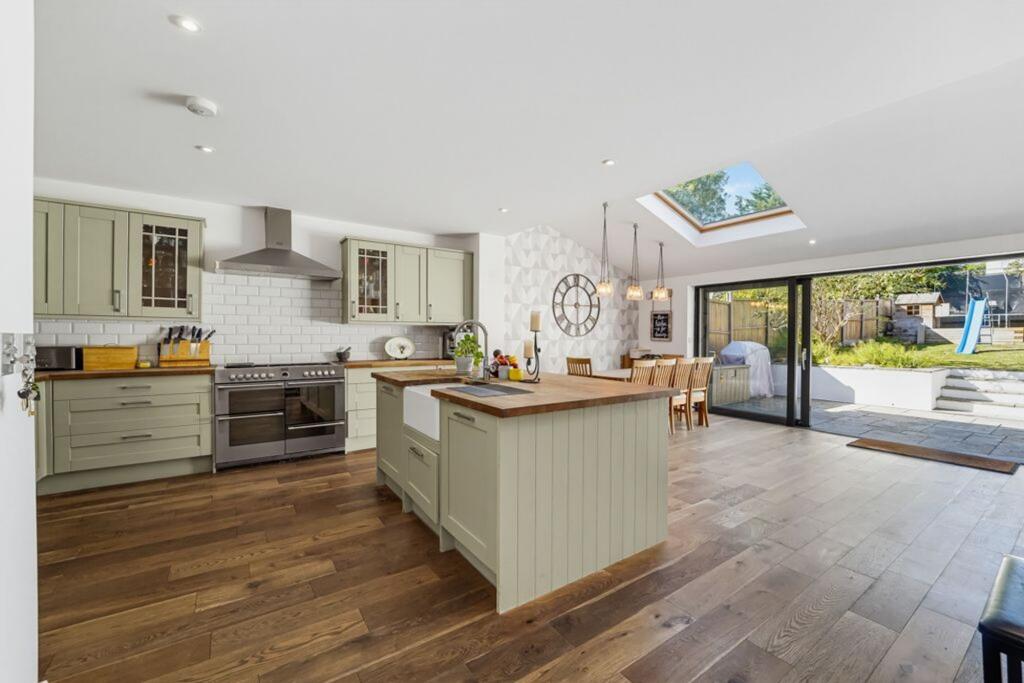 House in London, Berrylands - View 2