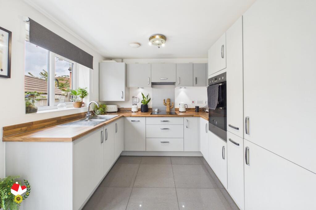 House in Gloucester - View 5