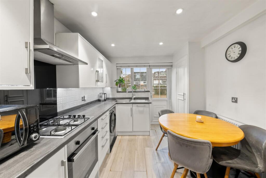 Apartment in London - View 5