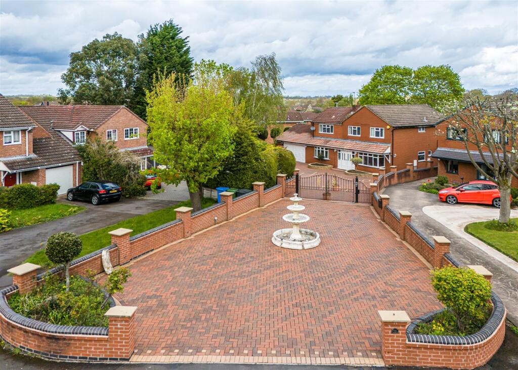 5-bed detached on 10 Tintagel Close, Perton, Wolverhampton, WV6 7RG, £565,000
