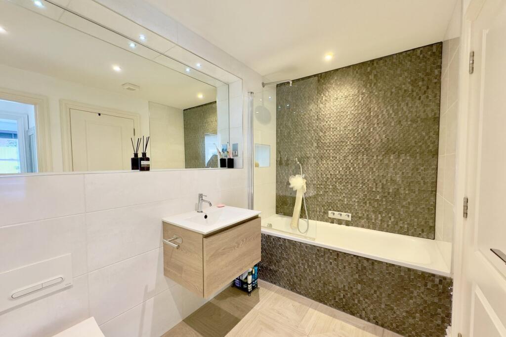 Christchurch Road, Bournemouth, BH1 - View 4