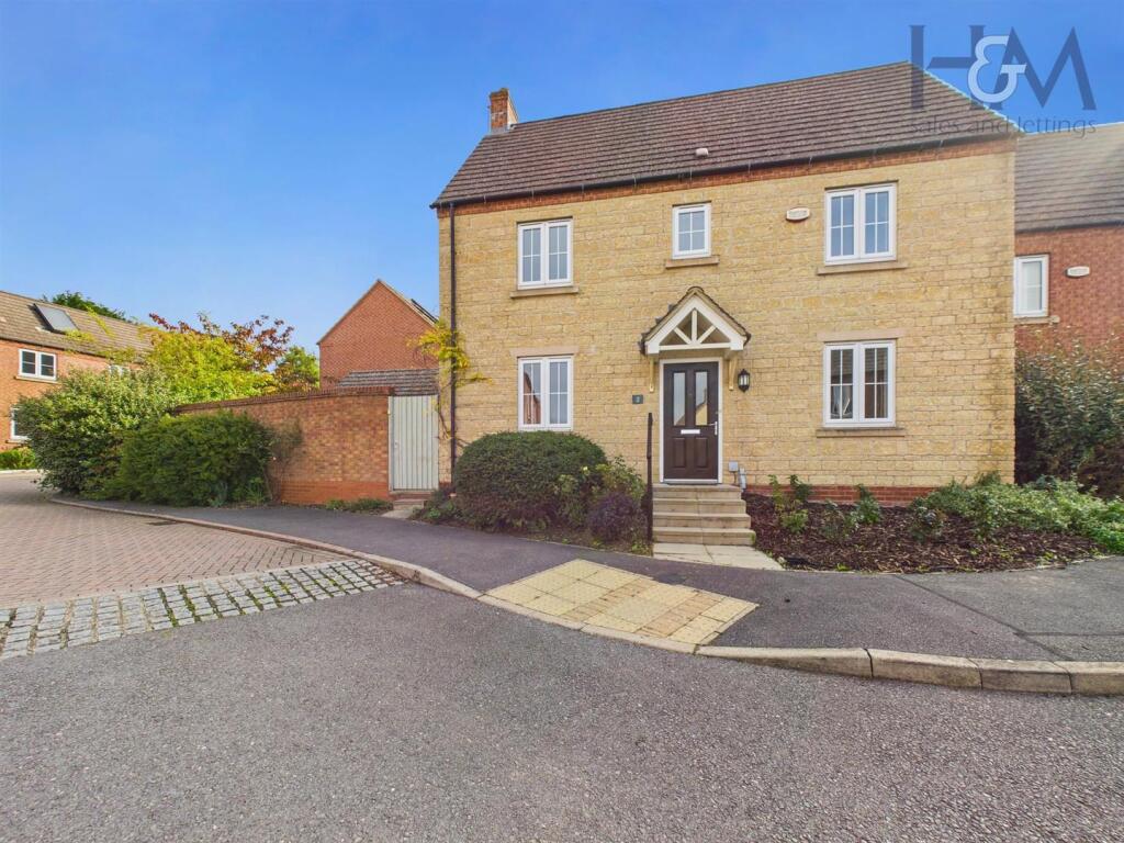 3-bed semi-detached on Paddock Close, Silverstone, Towcester, £399,950