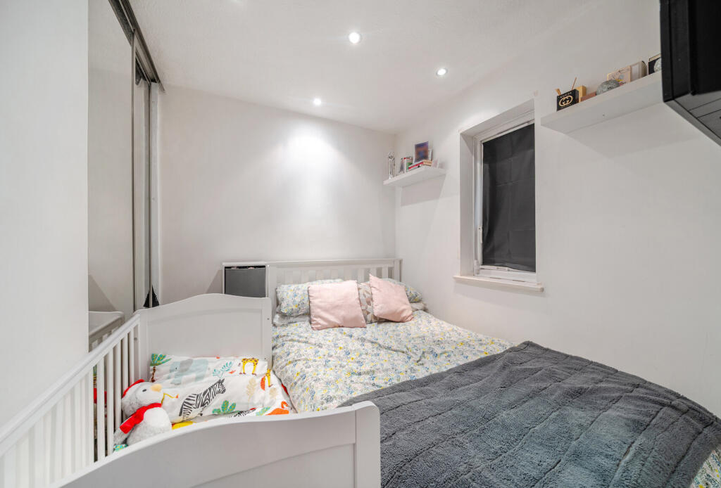 Apartment in Croydon - More