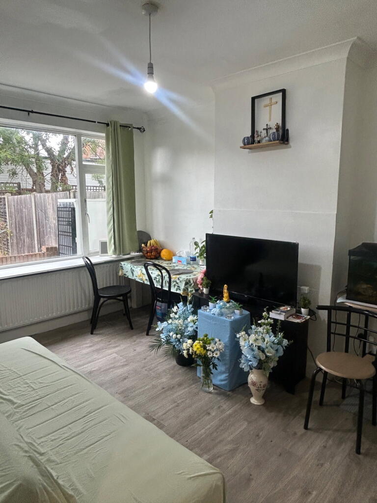 Apartment in Southall - View 2