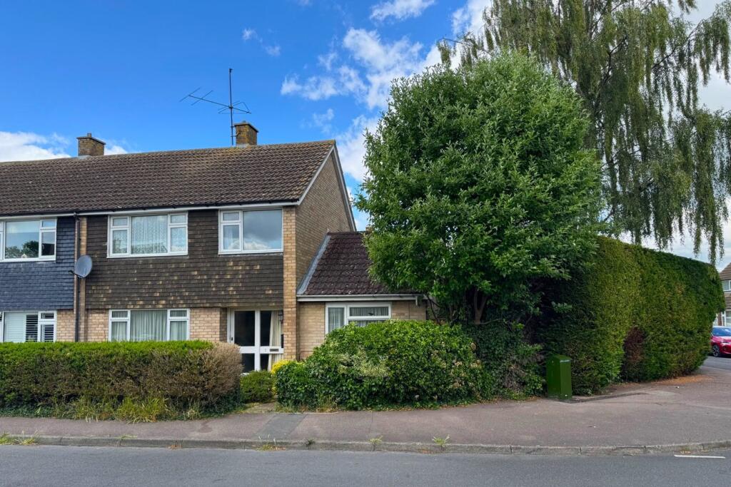 3-bed semi-detached on Saxon Avenue, Stotfold, Hitchin, SG5, £325,000