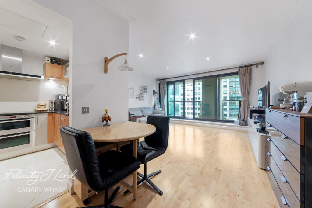 Apartment in London, St John's Estate, Isle of Dogs - View 4