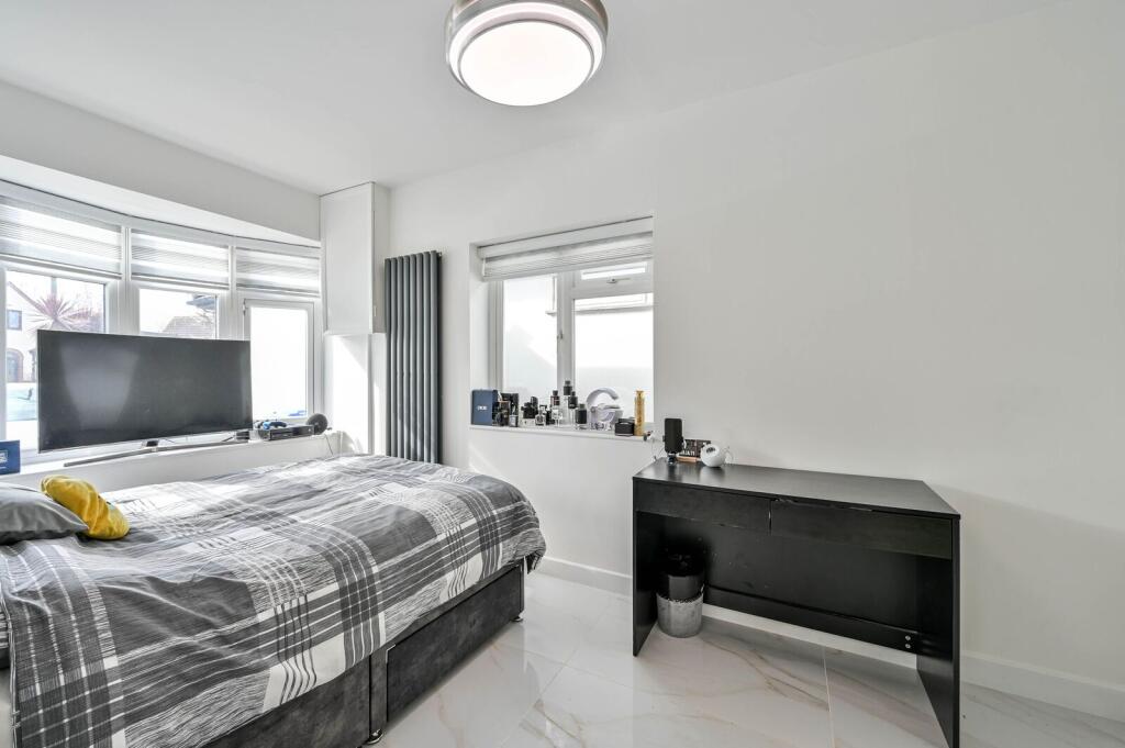 House in Elmbridge, Molesey - More