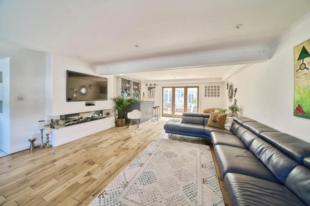 5-bed detached on The Avenue, Staines-upon-thames, TW19, £1,000,000