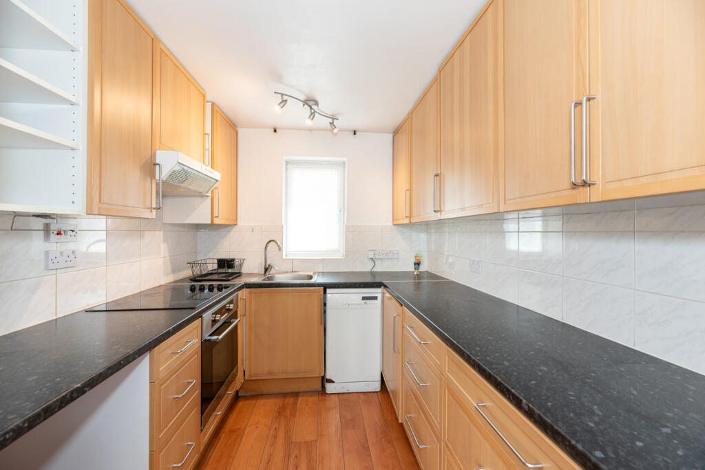Farnham Gardens, Raynes Park, SW20 photo 3