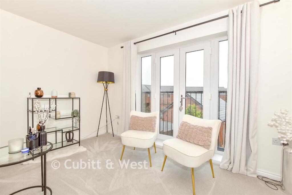 House in Waterlooville, Old Park Farm, Newlands - More