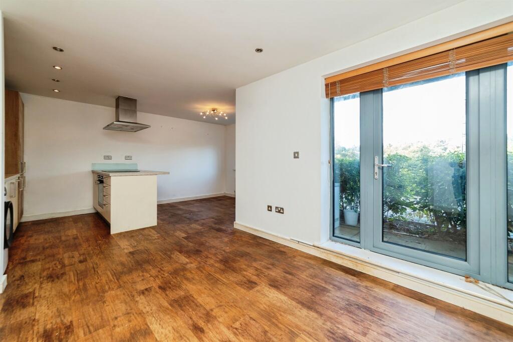 Apartment in East Hertfordshire, Hertford - View 3