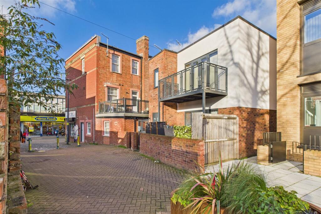 6-bed flat on Mixed Use Block | £70K + Pa, £697,000