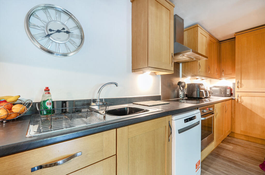 Apartment in Hughenden Valley, Terriers, Totteridge - View 5