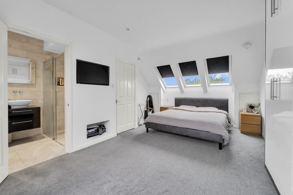 4 bedroom end of terrace house for sale in Shelson Avenue, Lower ...
