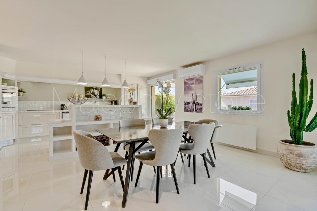 Main image of property: Provence-Alps-Cote d`Azur, Vaucluse, L'isle-sur-la-Sorgue
