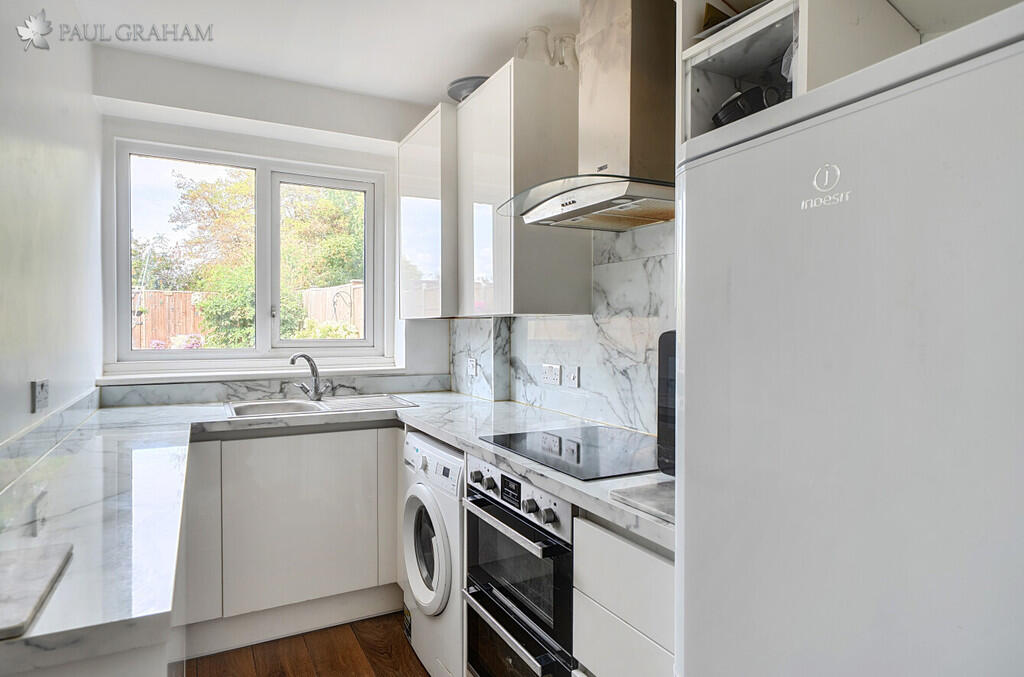 House in Sutton - View 4