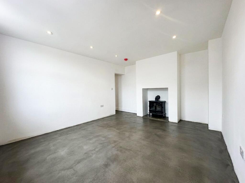 House in Stoke-on-Trent - More