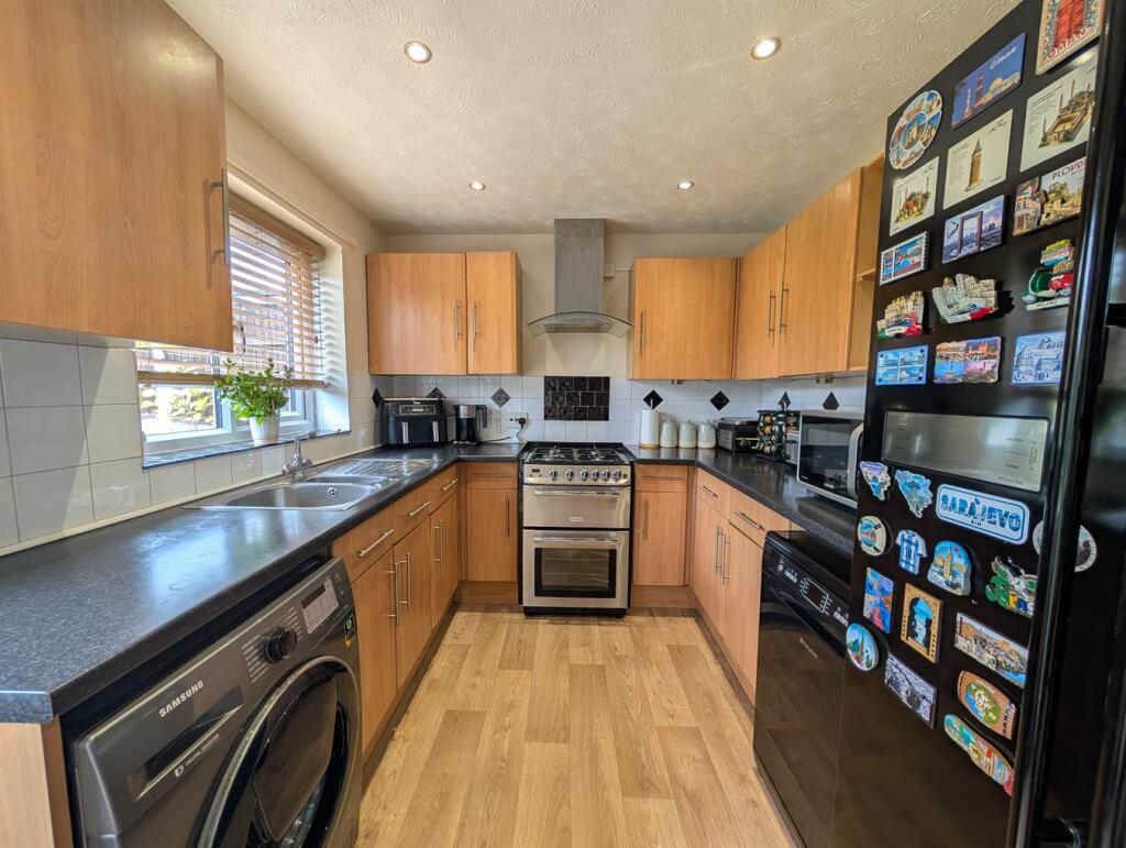 House in Bradford, Lee Lane, Bingley - More