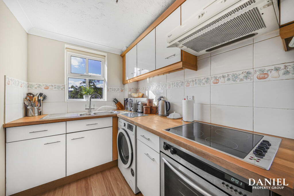 Apartment in Basildon, Langdon Hills - View 2