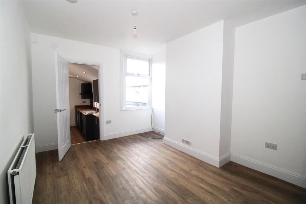 House in Rugby, Warwickshire - View 5