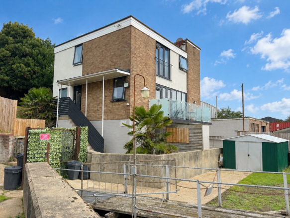 Sunny Modern House With Garden And Fences T202610151233.png