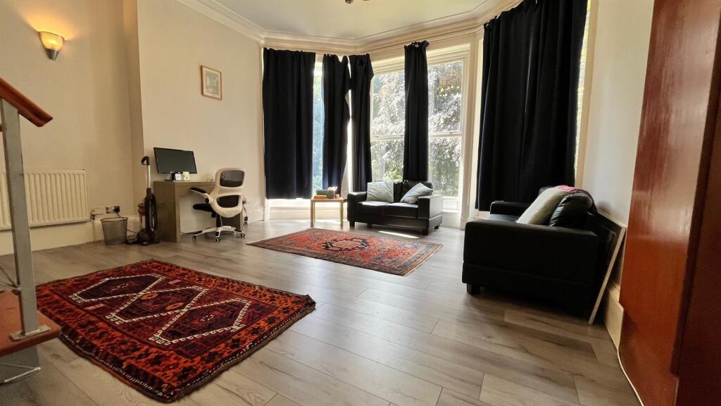 Apartment in Leeds, Headingley Hill, Headingley - View 3