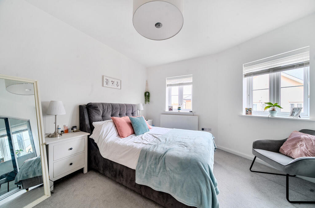 Apartment in Elmbridge, Hersham - More