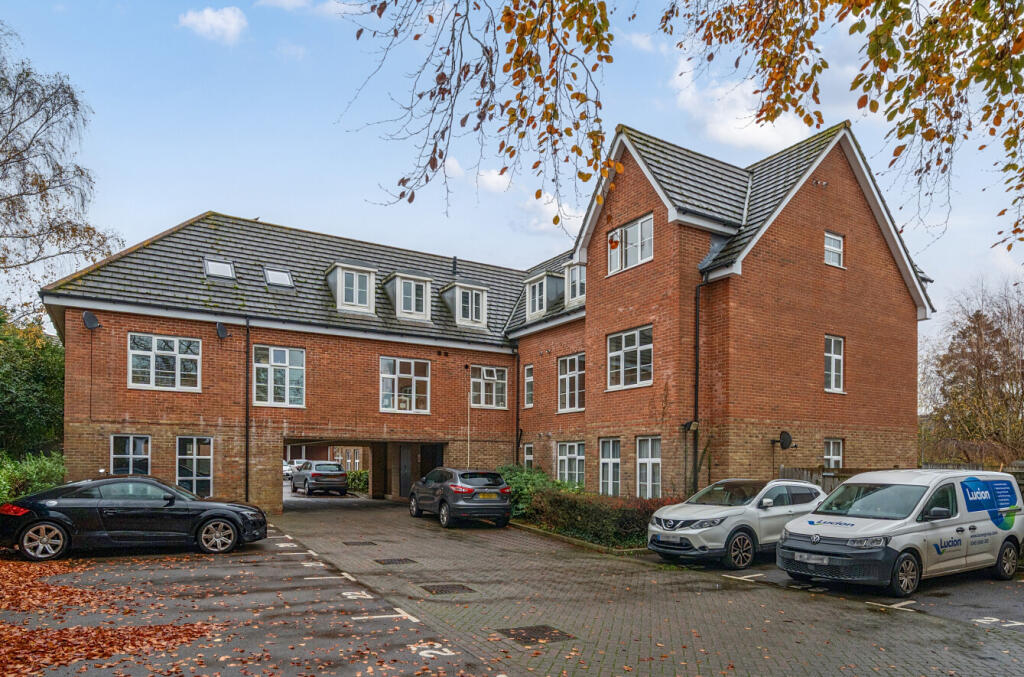 2-bed flat on Station Road, Park Gate, Southampton, Hampshire, SO31, £160,000
